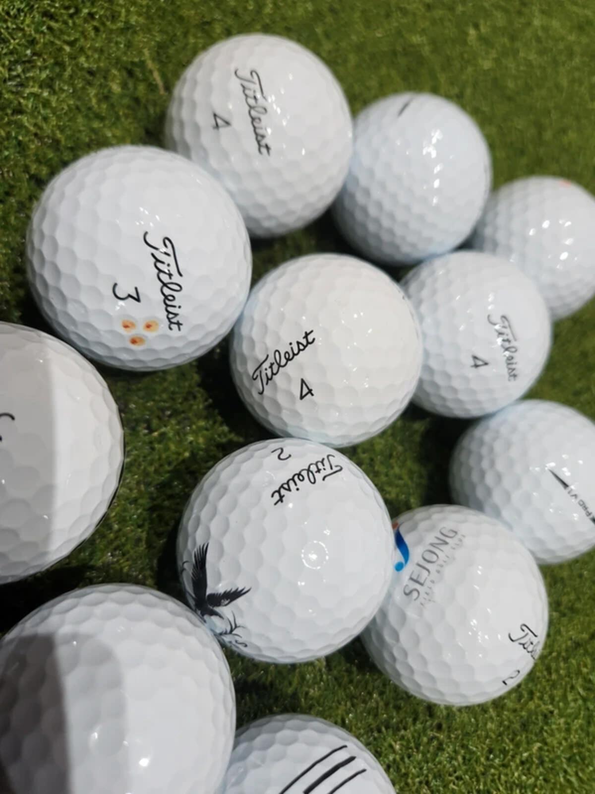 12 x Titleist Pro V1 Pearl Grade 2nd Chance Golf Balls - White - Great Value